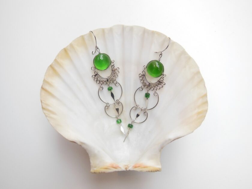 meCHICas earrings • green glass